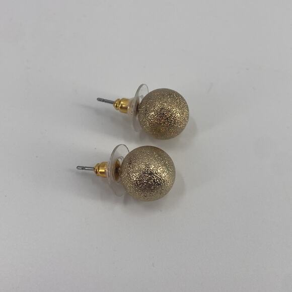 Gold tone textured stud earrings - Picture 2 of 3